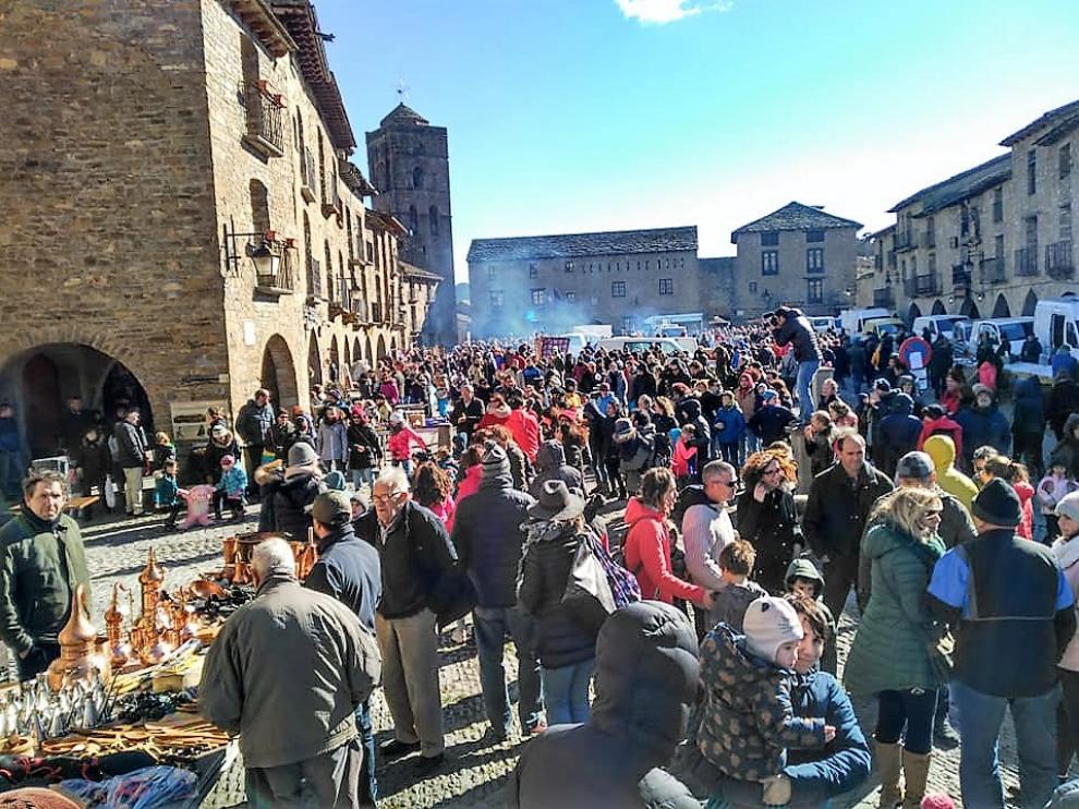Plaza Mayor de Aínsa durante la Ferieta del año 2019.