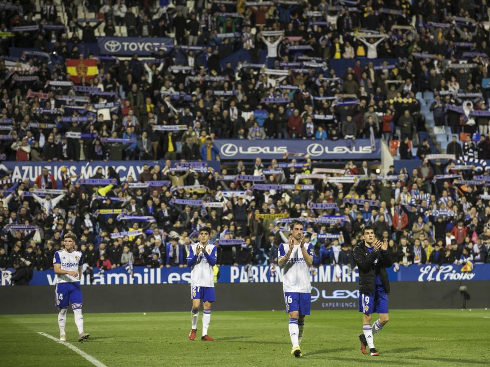 Los jugadores del Real Zaragoza dan la vuelta de honor a La Romareda.