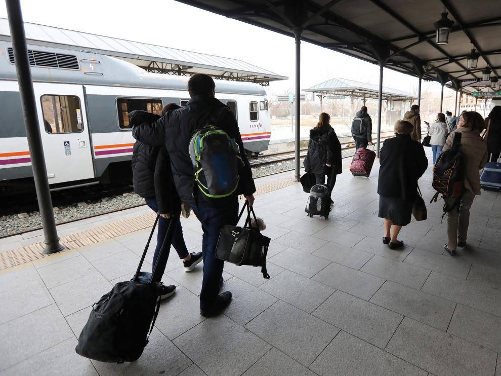 Transbordo de pasajeros, este miércoles, en la estación de Teruel por la interrupción del servicio