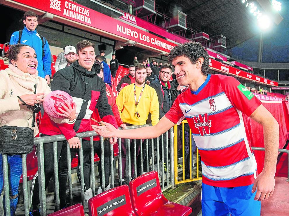 Vallejo saluda a los aficionados en su reciente presentación como jugador del Granada. miguel ángel molina/efe