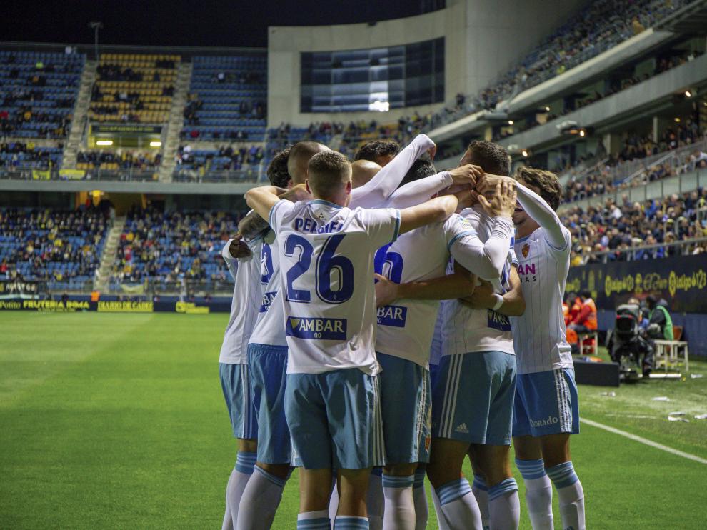 Los jugadores del Real Zaragoza se abrazan para celebrar un gol en el Ramón de Carranza durante el encuentro de la temporada pasada.