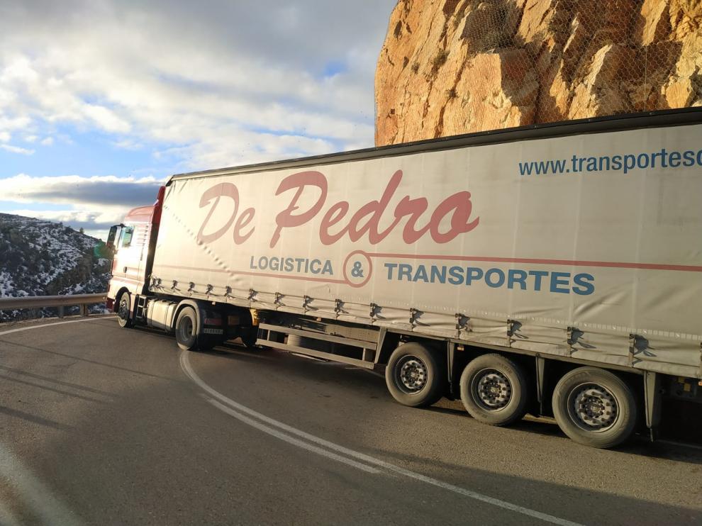 El camión accidentado, atascado en una zona de curvas.