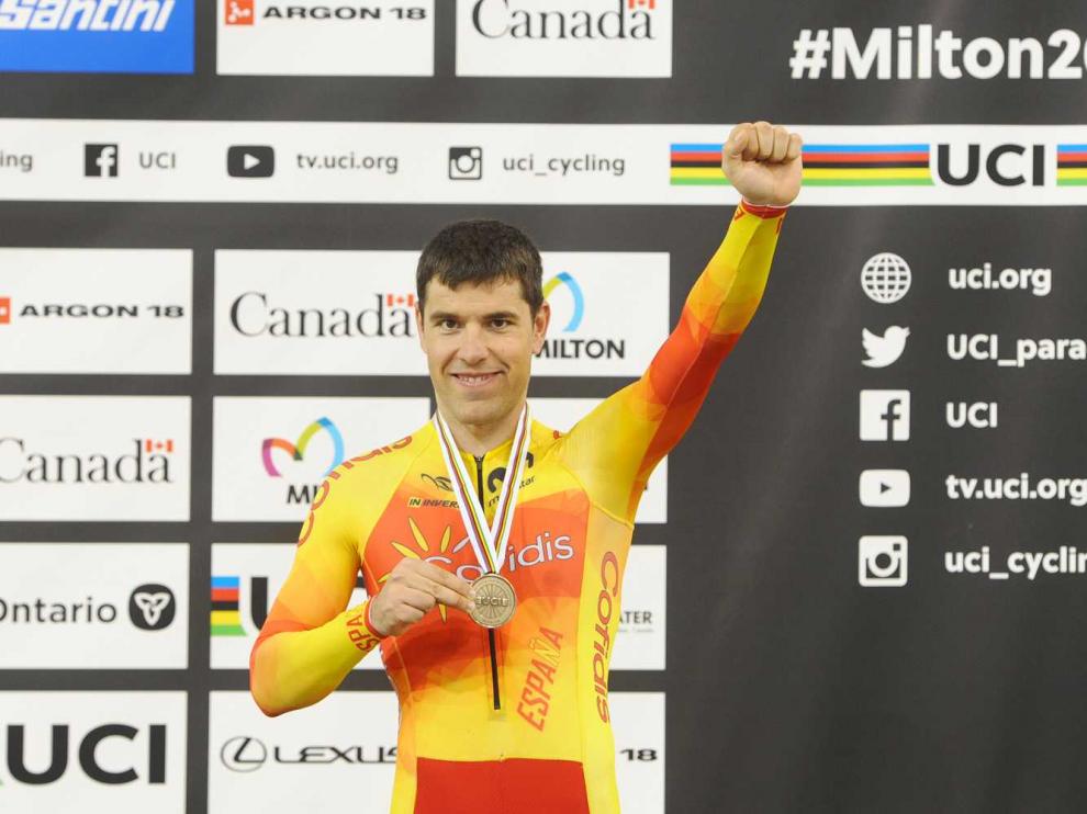 El aragonés Eduardo Santas, en el podio con el bronce conquistado en la prueba de persecución MC3 en el Mundial de Milton (Canadá)