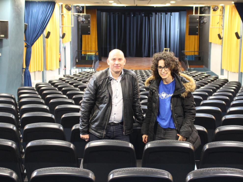 Juan Carlos García, concejal de Cultura de Binéfar, y Naiara Hernández, terapeuta ocupacional de AMO, en el teatro.