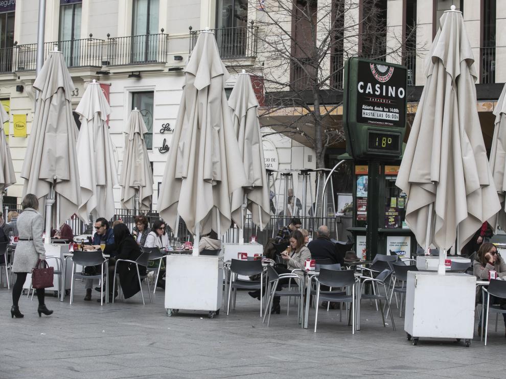 La terraza de la plaza de España de Zaragoza, llena de clientes en una imagen de este jueves.