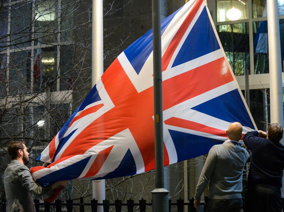 La UE arría la bandera del Reino Unido.