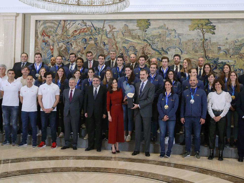 Los Reyes han recibido en el Palacio de la Zarzuela a las selecciones masculinas y femeninas de waterpolo tras su actuación en el Campeonato de Europa.