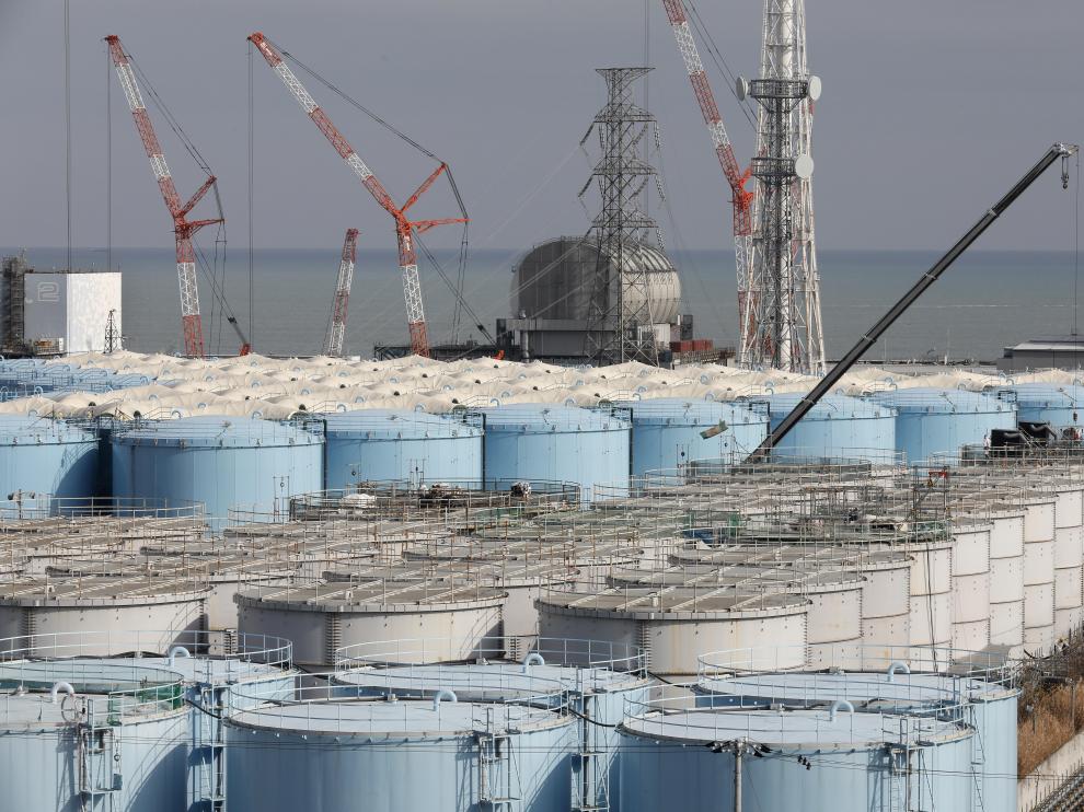 Trabajadores demuelen viejos tanques de almacenamiento en la planta de energía nuclear Fukushima.