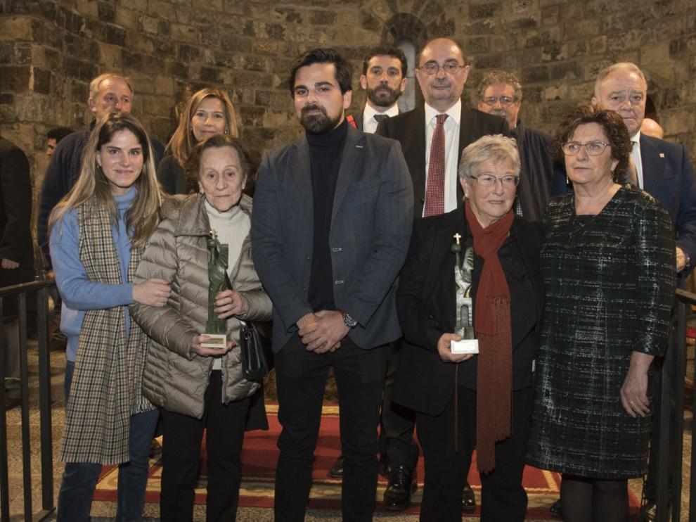 La madre y los hijos de Muriel y Trinidad Grasa, con la Cruz del Sobrarbe, junto a las autoridades.