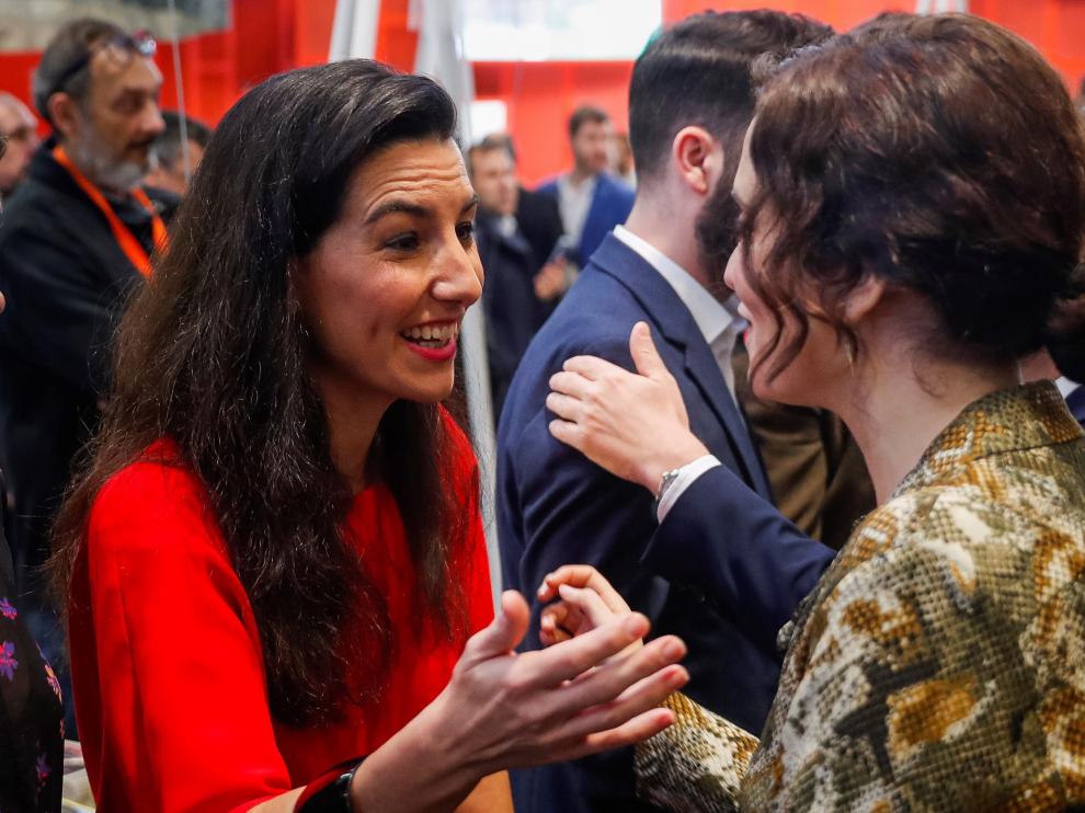 La portavoz de Vox en la Asamblea de Madrid, Rocío Monasterio, saluda a la presidenta de la Comunidad, Isabel Díaz Ayuso.