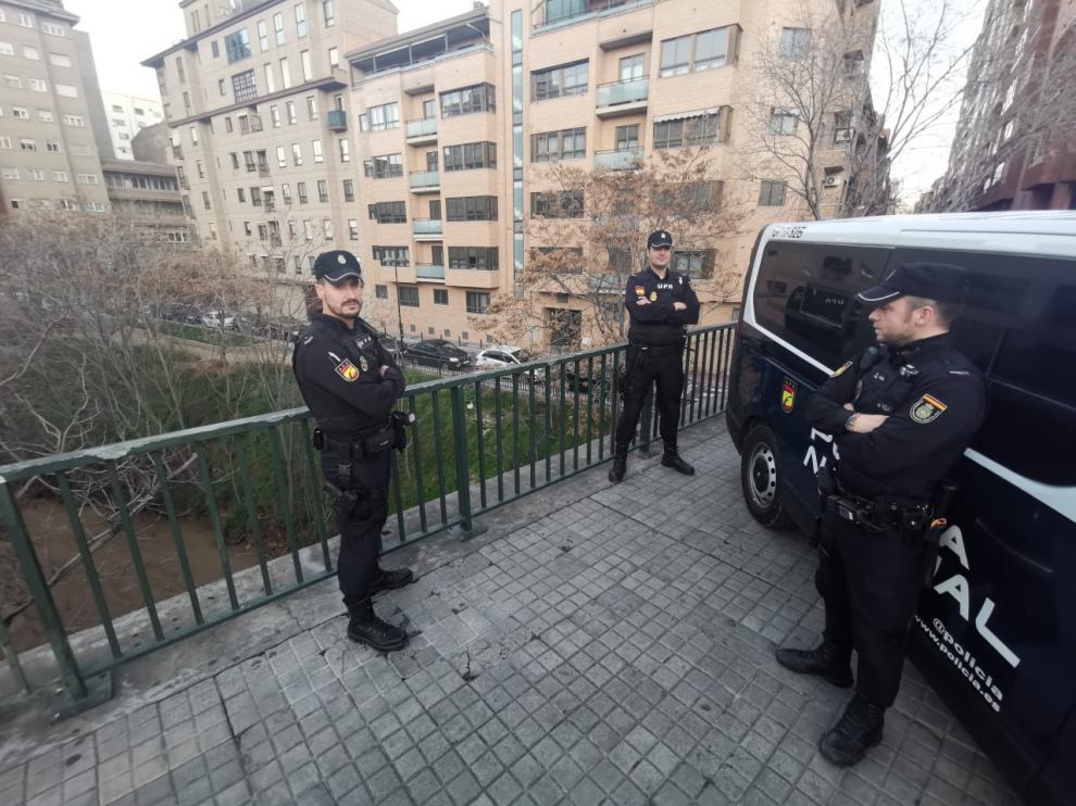 Los agentes de la Policía Nacional en el puente sobre el río Huerva en el que evitaron uno de los suicidios