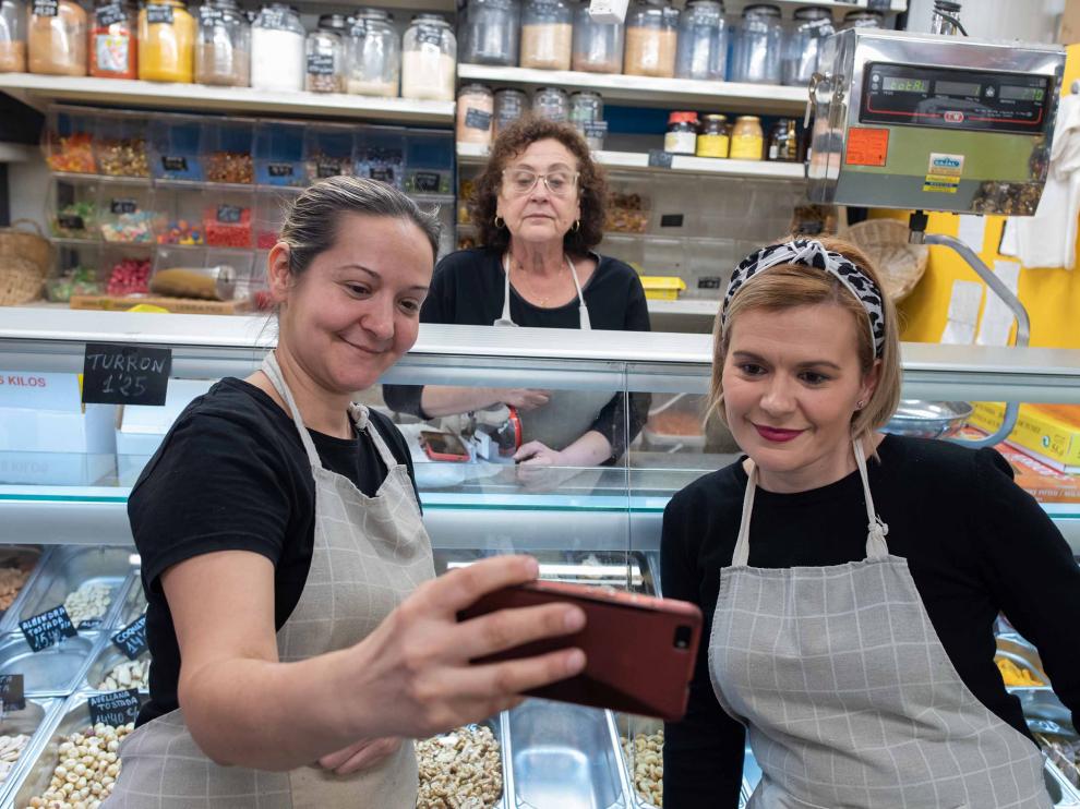 Los comerciantes inmortalizaron el último día en la lonja provisional.