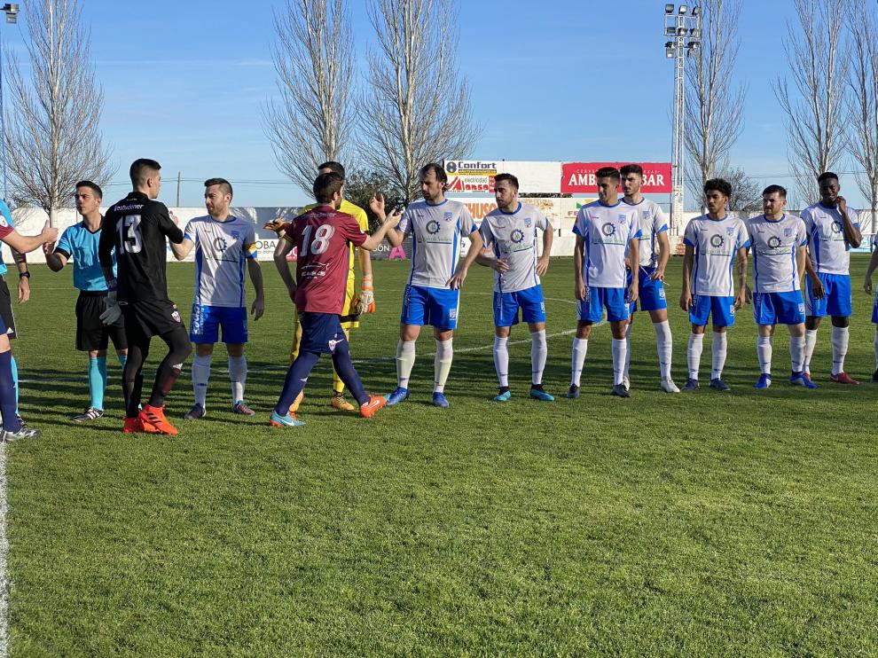 Saludo inicial entre los jugadores de ambos equipos.