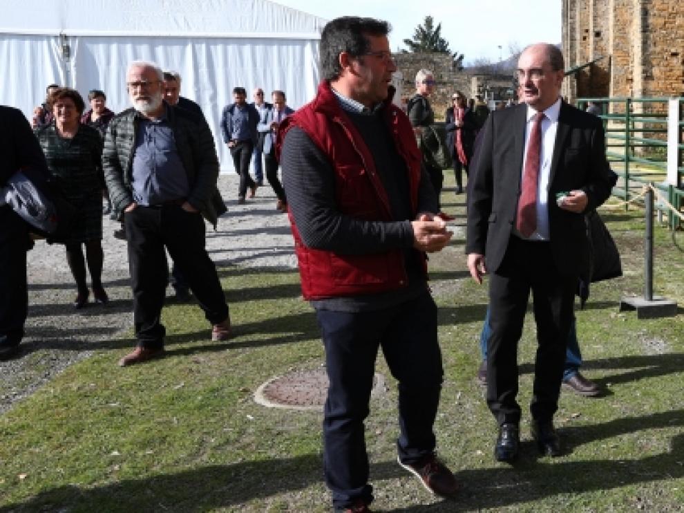 Javier Lambán, este sábado, en Aínsa, municipio que eligió para hacer el anuncia de la Mesa de Diálogo para revisar el Pacto del Agua