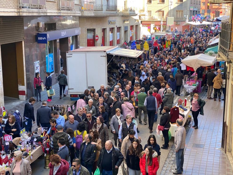 Miles de personas han visitado este domingo la feria barbastrense
