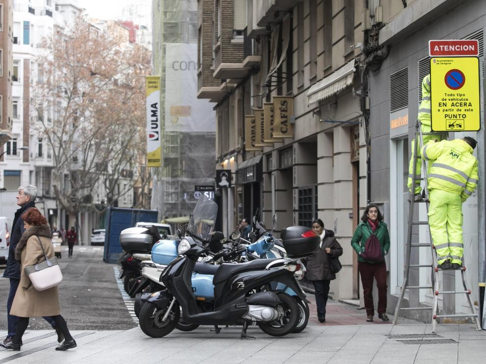 Señal de prohibido aparcar en la acera todo tipo de vehículos.