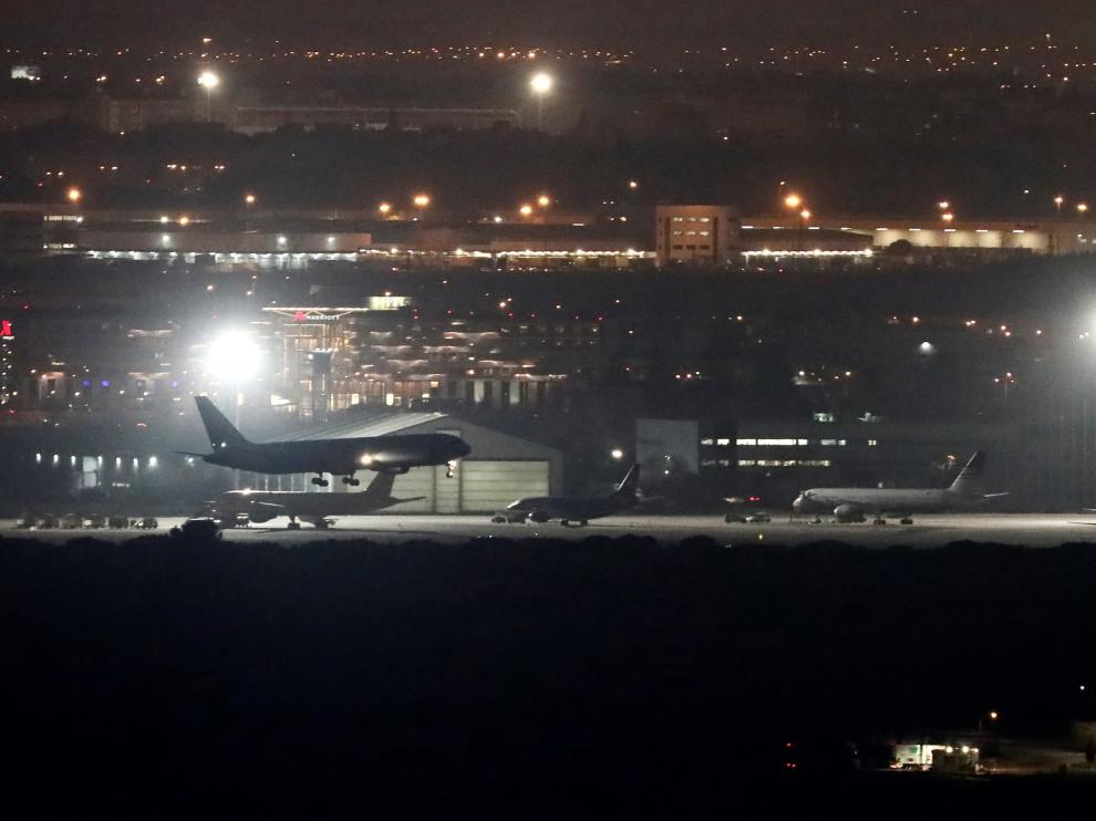 El avión de Air Canadá que lleva horas sobrevolando el espacio aéreo cercano al aeropuerto de Barajas, en el momento de su aterrizaje en el aeropuerto madrileño, sin incidencias, a las 19.07 hora local.