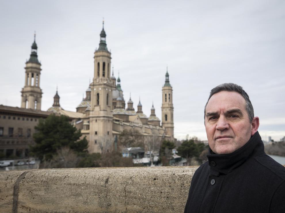 El teniente general en el puente de Piedra, el lugar que más le gusta de Zaragoza, junto a la Basílica del Pilar, al fondo.