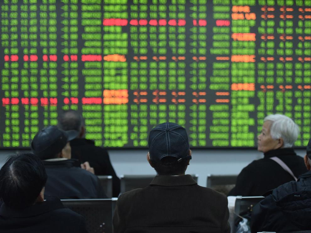 Inversores chinos miran las pantallas tras la caída de la bolsa en una sucursal de Hangzhou.