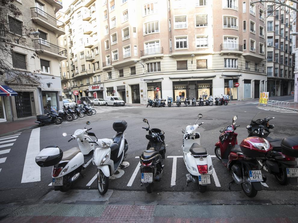 La Policía Local puede multar desde hoy a los patinetes, bicis o motos que aparquen en las aceras del entorno de la plaza de Los Sitios.