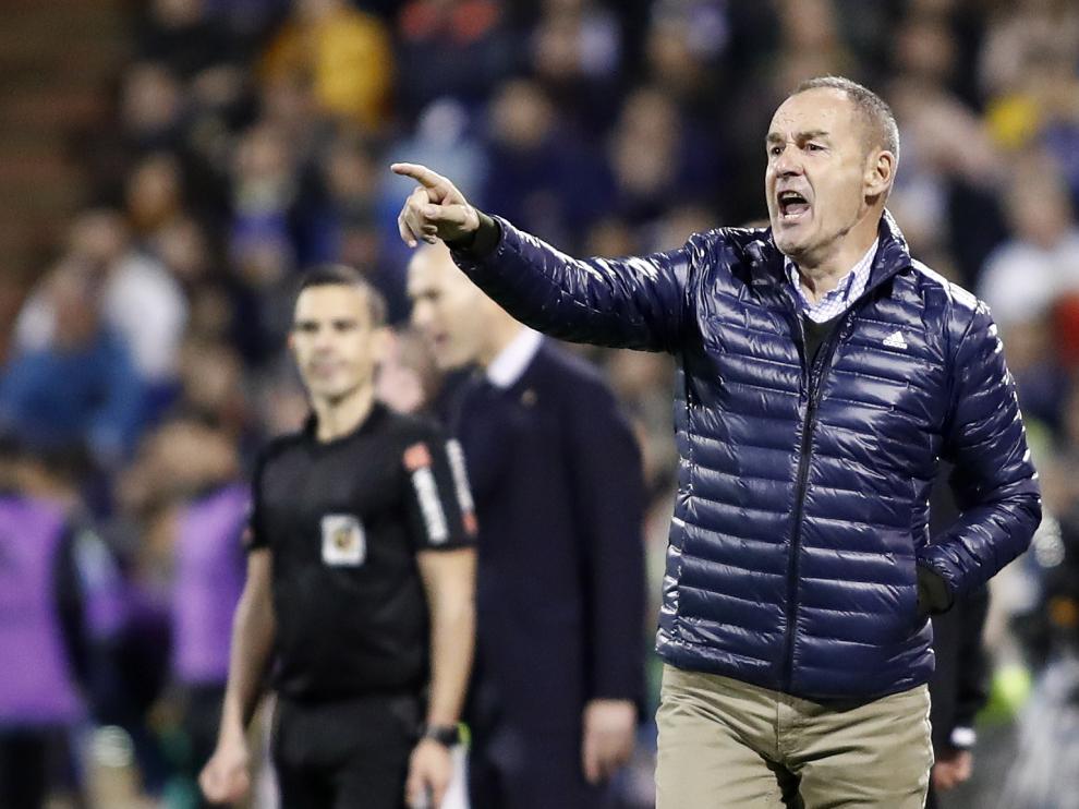 Víctor Fernández gesticula en la banda de La Romareda en el encuentro de la Copa del Rey frente al Real Madrid.