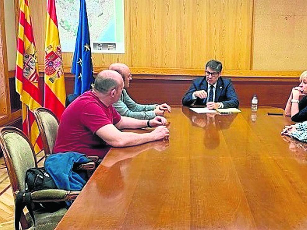 El vicepresidente del Gobierno aragonés, Arturo Aliaga, con representantes del comité de Schindler.