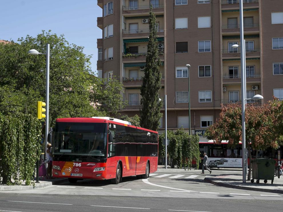 Un autobús metropolitano, en el intercambiador de la plaza de Carlos V.