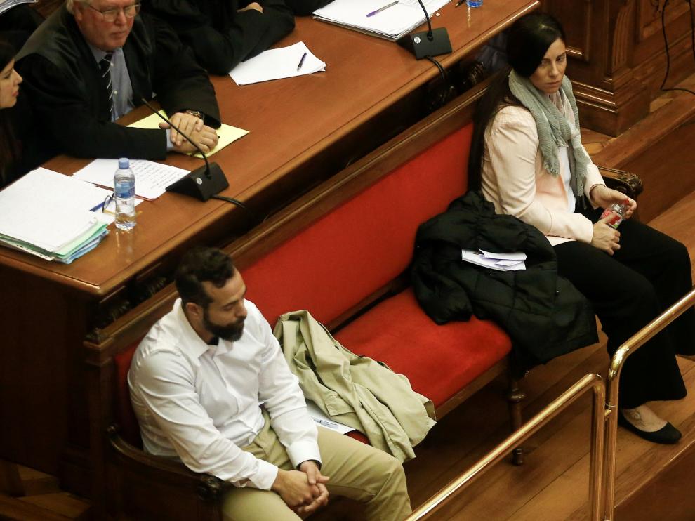 Rosa Peral y Albert López en la Audiencia de Barcelona.