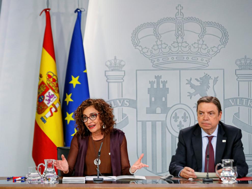 María Jesús Montero (izquierda) junto al ministro de Agricultura