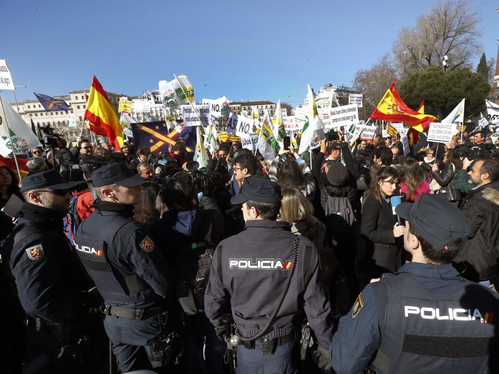 Agricultores y ganaderos protestan ante el Ministerio de Agricultura, este miércoles, en Madrid,