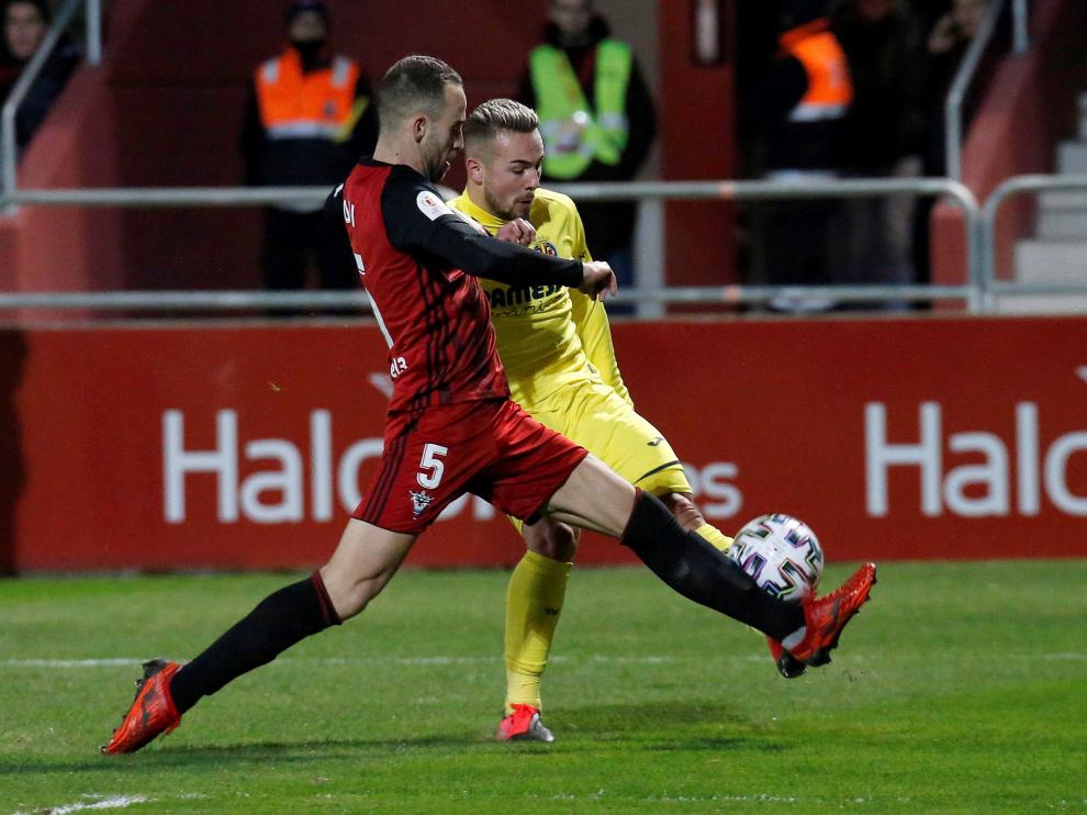 El defensa del Mirandés Odei Onaindia (i) pelea un balón con el centrocampista del Villarreal Javi Ontiveros durante el partido de cuartos de la Copa del Rey