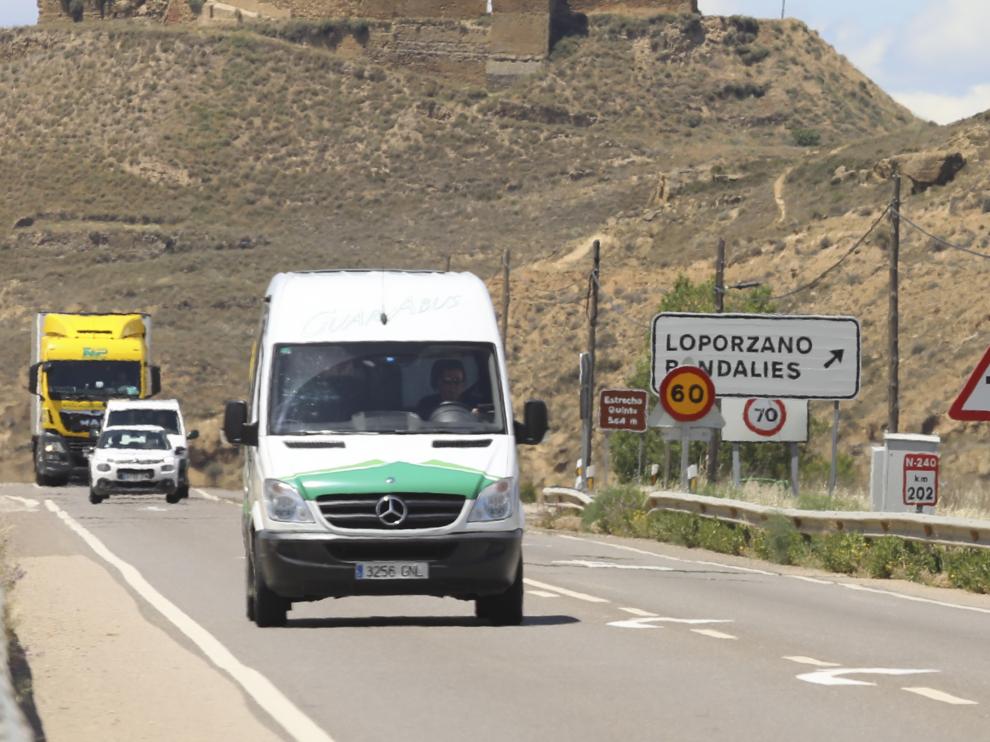 El radar de Estrecho Quinto, con la señalización por las obras del tramo de autovía Huesca-Siétamo.