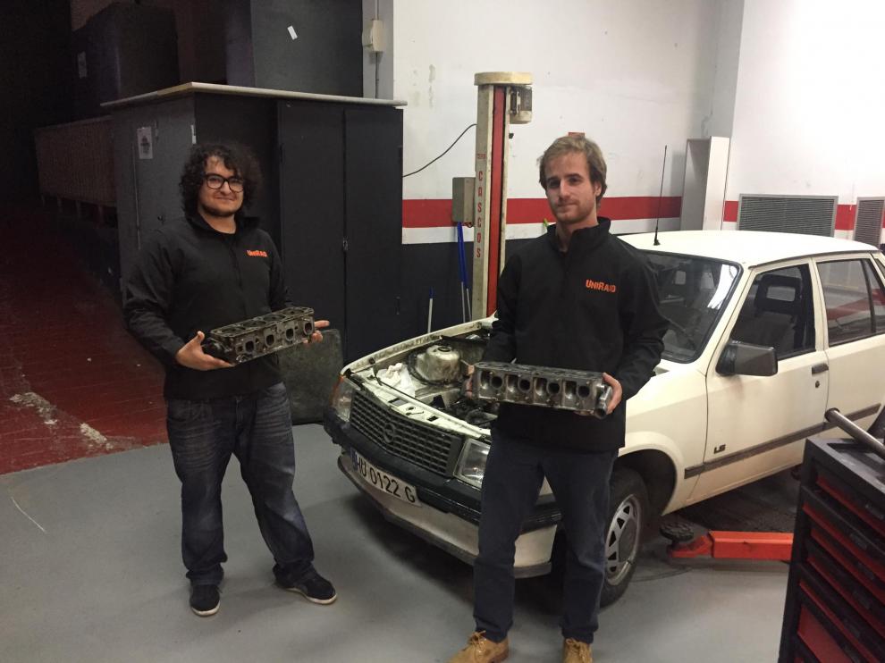 José Javier Colás y Santiago Martínez, alumnos de la Politécnica de Huesca, preparando el coche con el que participarán en el 'Dakar de los estudiantes'.