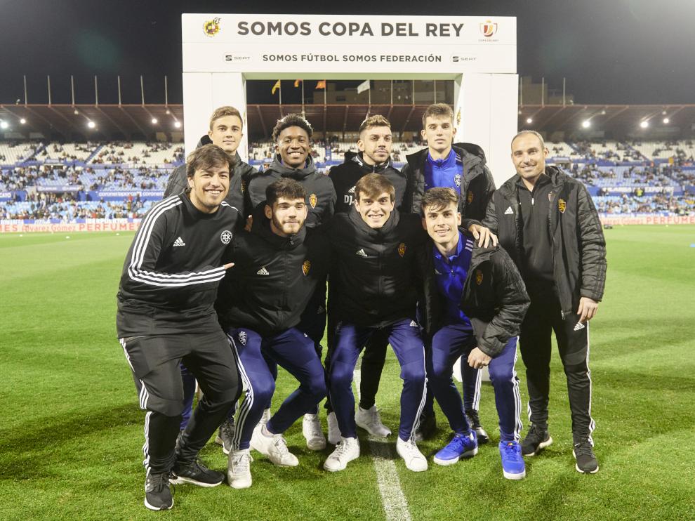 Mario Garrido (fila superior, segundo por la derecha) y Jaime Álvarez (abajo, a la derecha), el jugador con más tirón y el campeón de España, presenciaron el choque entre el Real Zaragoza y el Madrid. Varios jugadores del equipo juvenil no