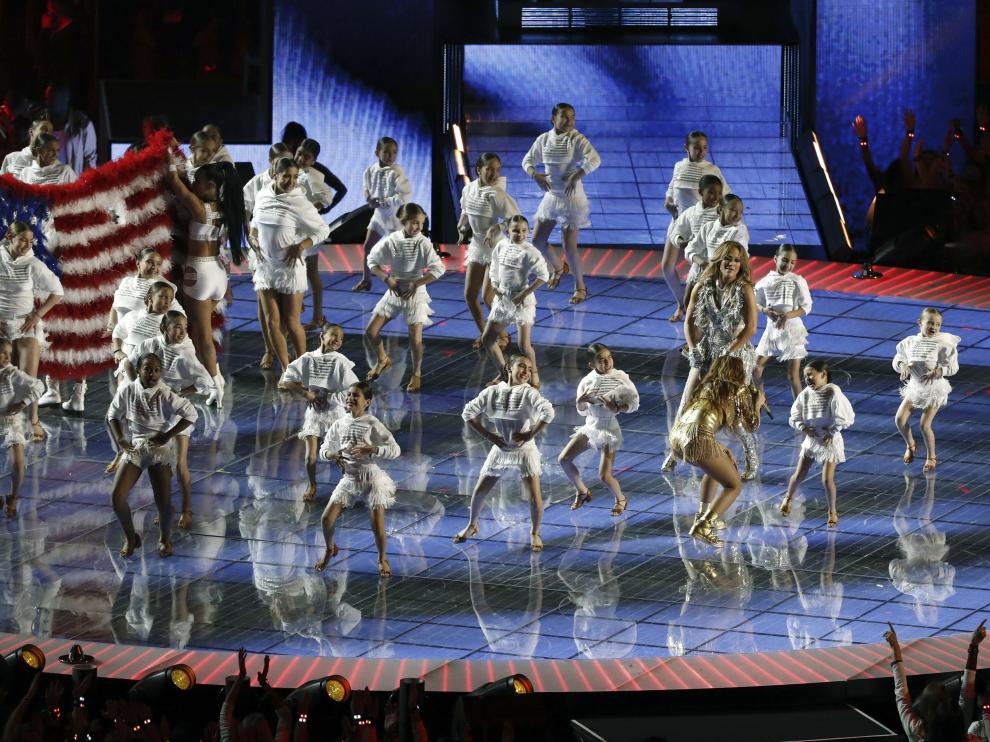 Miami Gardens (United States), 03/02/2019.- Colombian singer Shakira (L) and US singer Jennifer Lopez (R) perform during the half time show of the National Football League's Super Bowl LIV game between the Kansas City Chiefs and the San Francisco 49ers at Hard Rock Stadium in Miami Gardens, Florida, USA, 02 February 2020. (Estados Unidos) EFE/EPA/RHONA WISE Super Bowl LIV