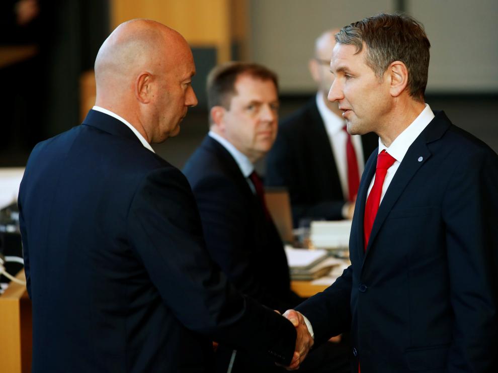Bjoern Hoecke, de AfD (d), felicita al liberal Thomas Kemmerich tras ser elegido primer ministro de Turingia con el apoyo de su partido.