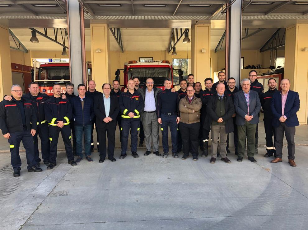 El presidente y el vicepresidente de la DPT así como el diputado delegado de extinción de incendios posan con los bomberos del parque de Alcañiz.