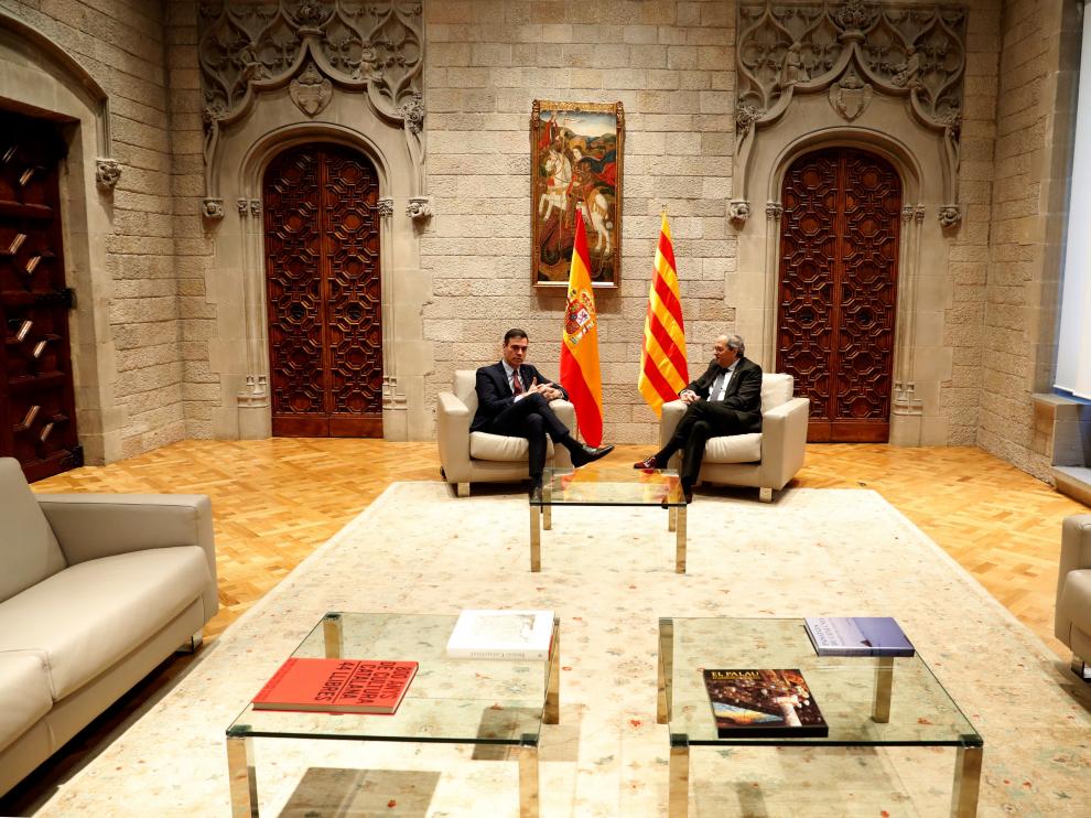 El presidente catalán, Quim Torra, y el presidente del Gobierno, Pedro Sánchez, durante la reunión que mantuvieron hoy jueves en el Palau de la Generalitat.
