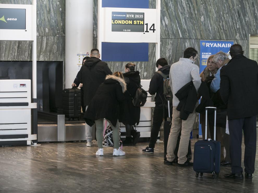 Mostrador de facturación de Ryanair en el aeropuerto de Zaragoza.