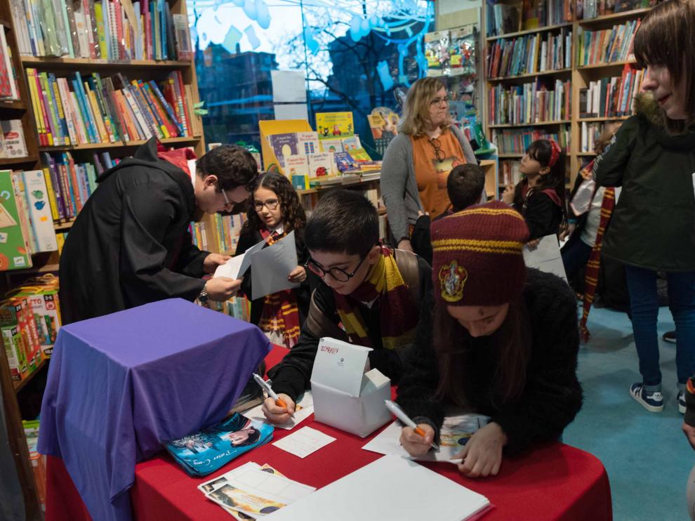 Niños participan en las actividades organizadas por la librería Siglo XXI por la 'Harry Potter Book Night'.