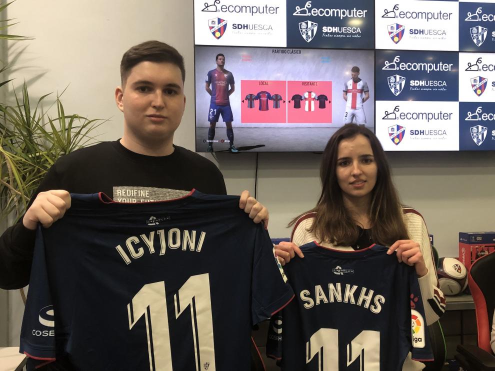 Jonathan Rodríguez y Sandra Martínez, con las camisetas de la SD Huesca.