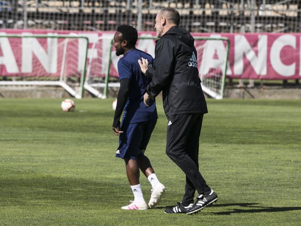 James Igbekeme, con Víctor Fernández en el campo de entrenamientos de la Ciudad Deportiva.