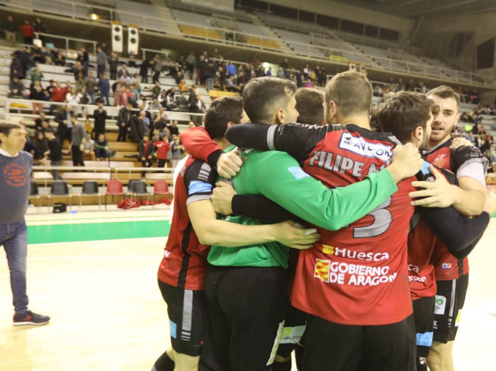 Alegría en los jugadores y técnicos del Bada tras la victoria.