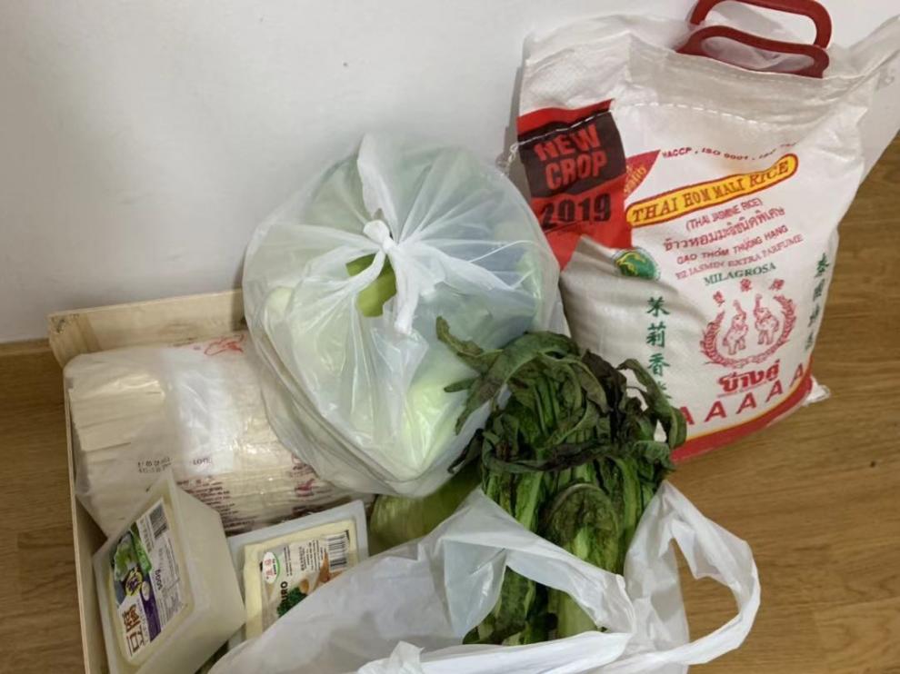 Bolsas de comida donadas por un supermercado chino a una familia en cuarentena en Zaragoza