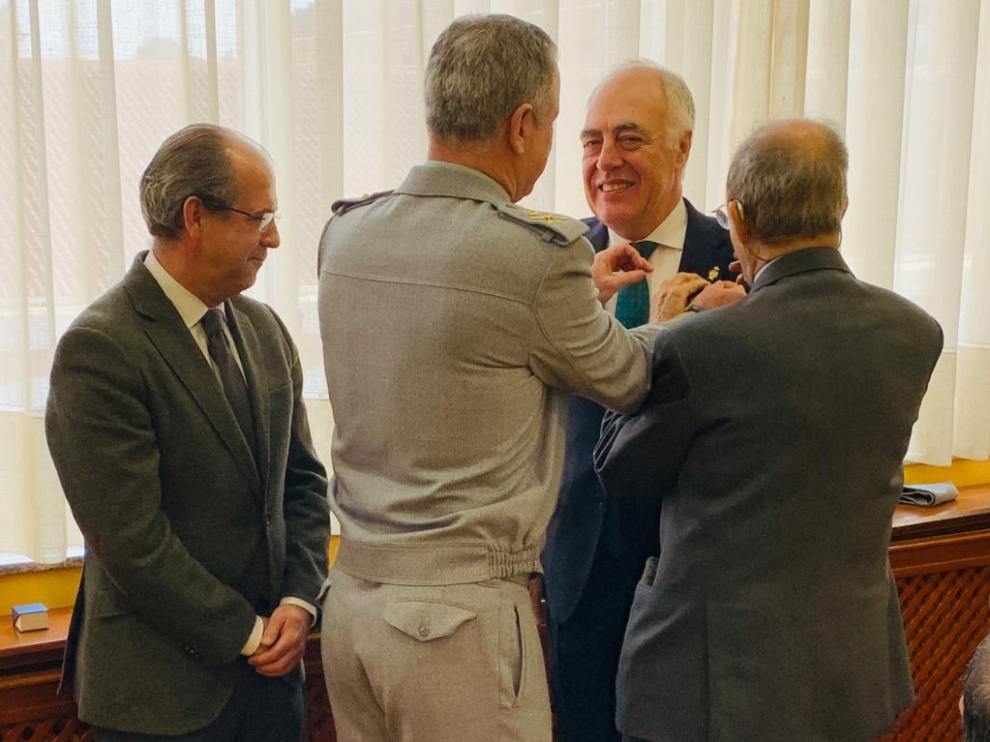 El general director Carlos Melero impone la insignia de cadete honorífico al director general de Fundación Ibercaja, José Luis Rodrigo. A la izquierda, el decano Javier Nieto y a la derecha, el expresidente del Gobierno de Aragón y cadete más antiguo, Hipólito Gómez de las Roces.
