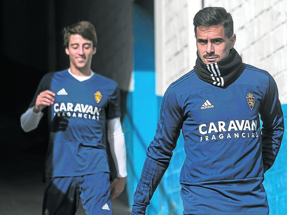 Javi Ros sale de los vestuarios de La Romareda junto a Julián Delmás, ante de un entrenamiento