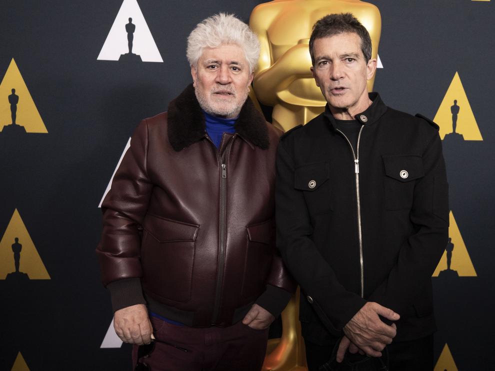Pedro Almodóvar y Antonio Banderas posando delante de la estatuilla de los Premios Óscar, este 7 de febrero en Beverly Hills