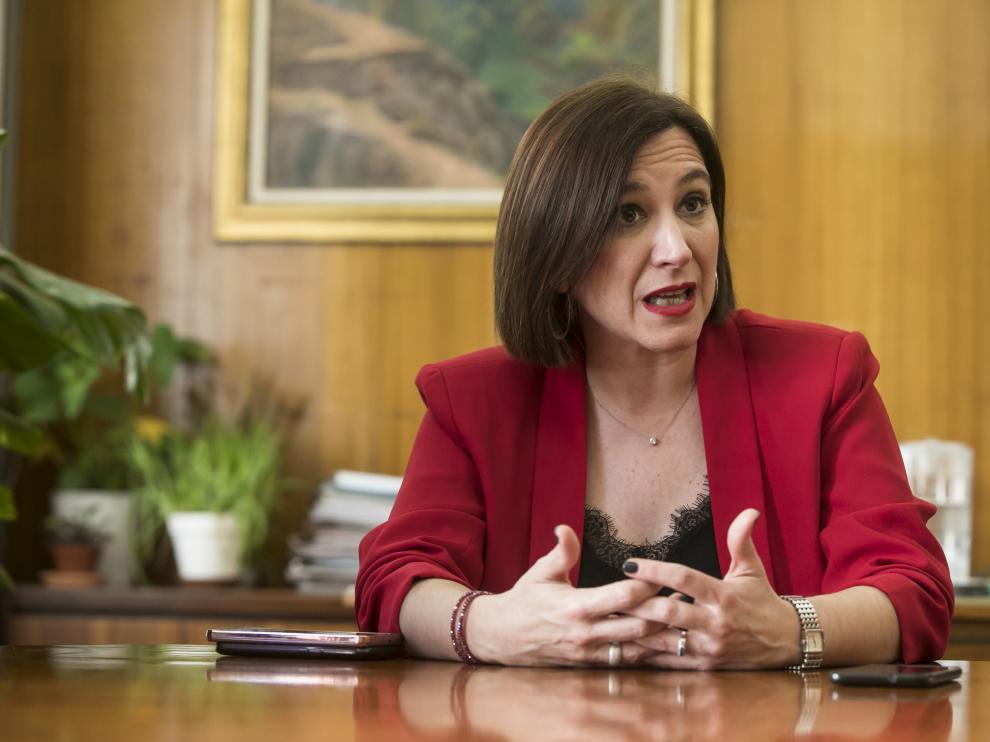 La vicealcaldesa y consejera municipal de Cultura, Sara Fernánez, en su despacho del Ayuntamiento de Zaragoza