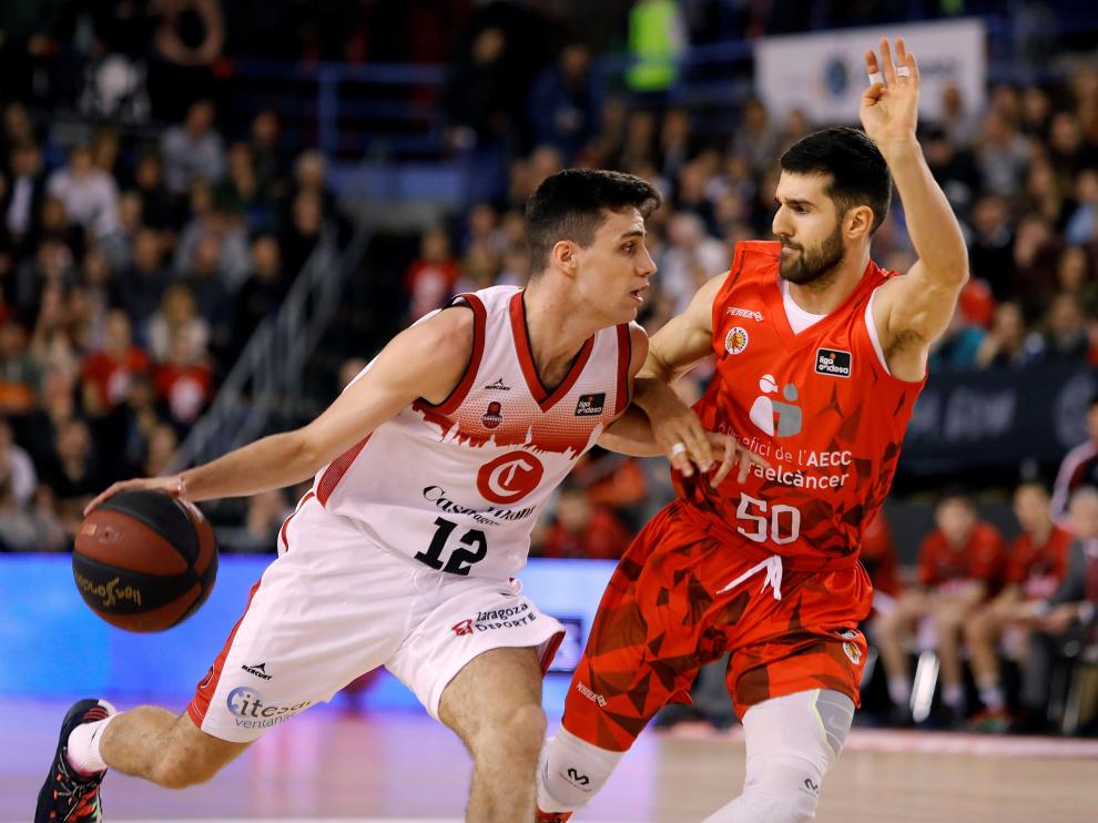 Alocén protege el balón ante la defensa de Cvetkovic en el encuentro ante el Manresa.