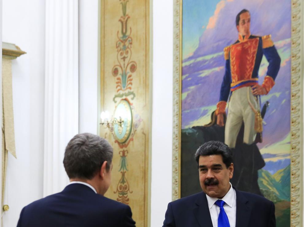 Fotografía cedida por la oficina de prensa de Miraflores donde se observa al presidente de Venezuela, Nicolás Maduro (d), recibir al expresidente del Gobierno español José Luis Rodríguez Zapatero (i) este viernes, en Caracas